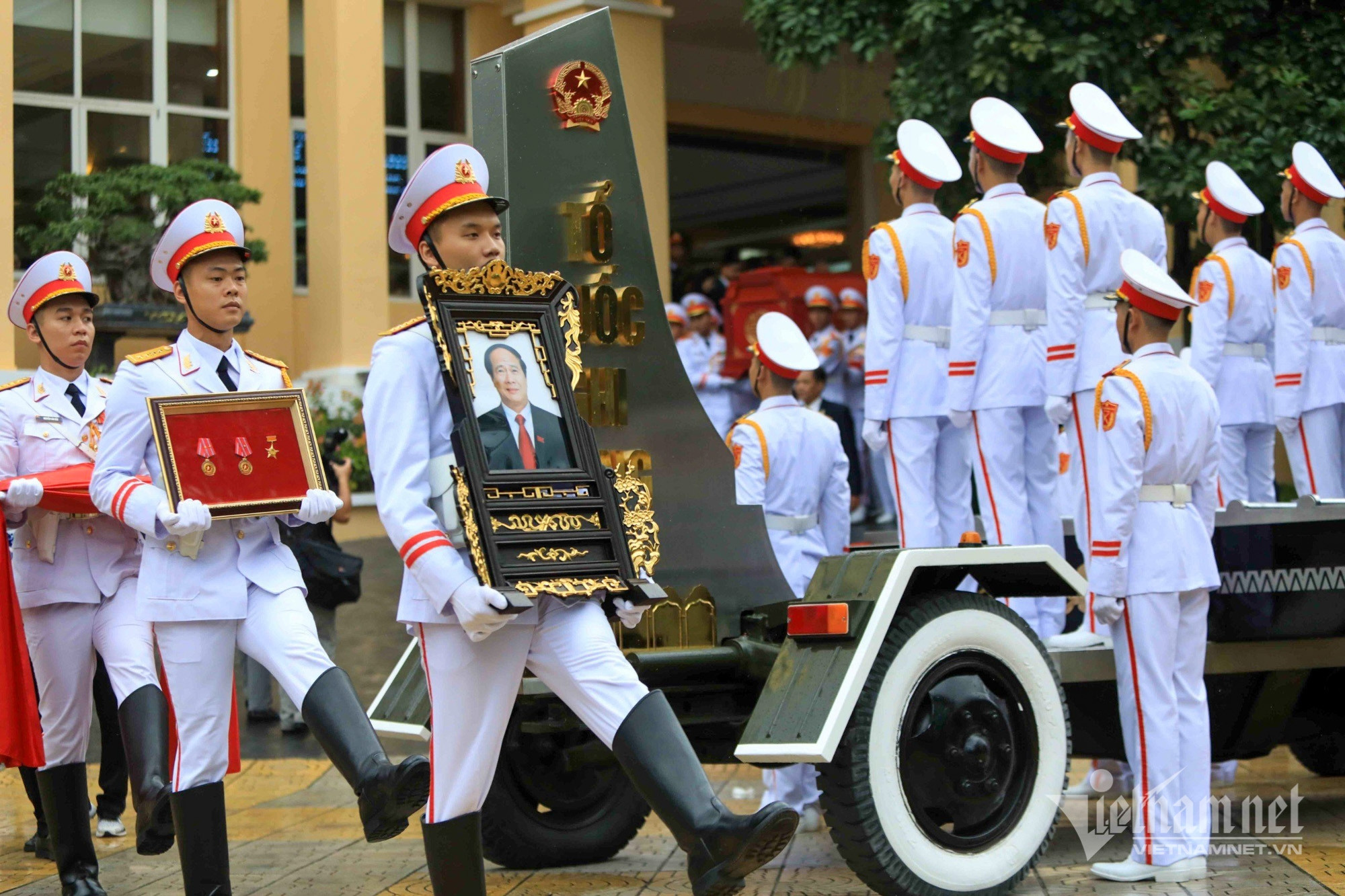 Linh xa đưa Phó Thủ tướng Lê Văn Thành về an nghỉ tại quê nhà