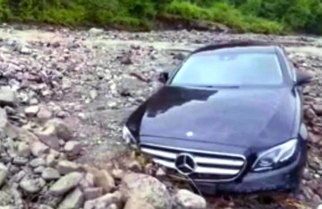 Ngạc nhiên Mercedes-Benz E-Class sạch bóng loáng sau khi bị lũ quét cuốn trôi