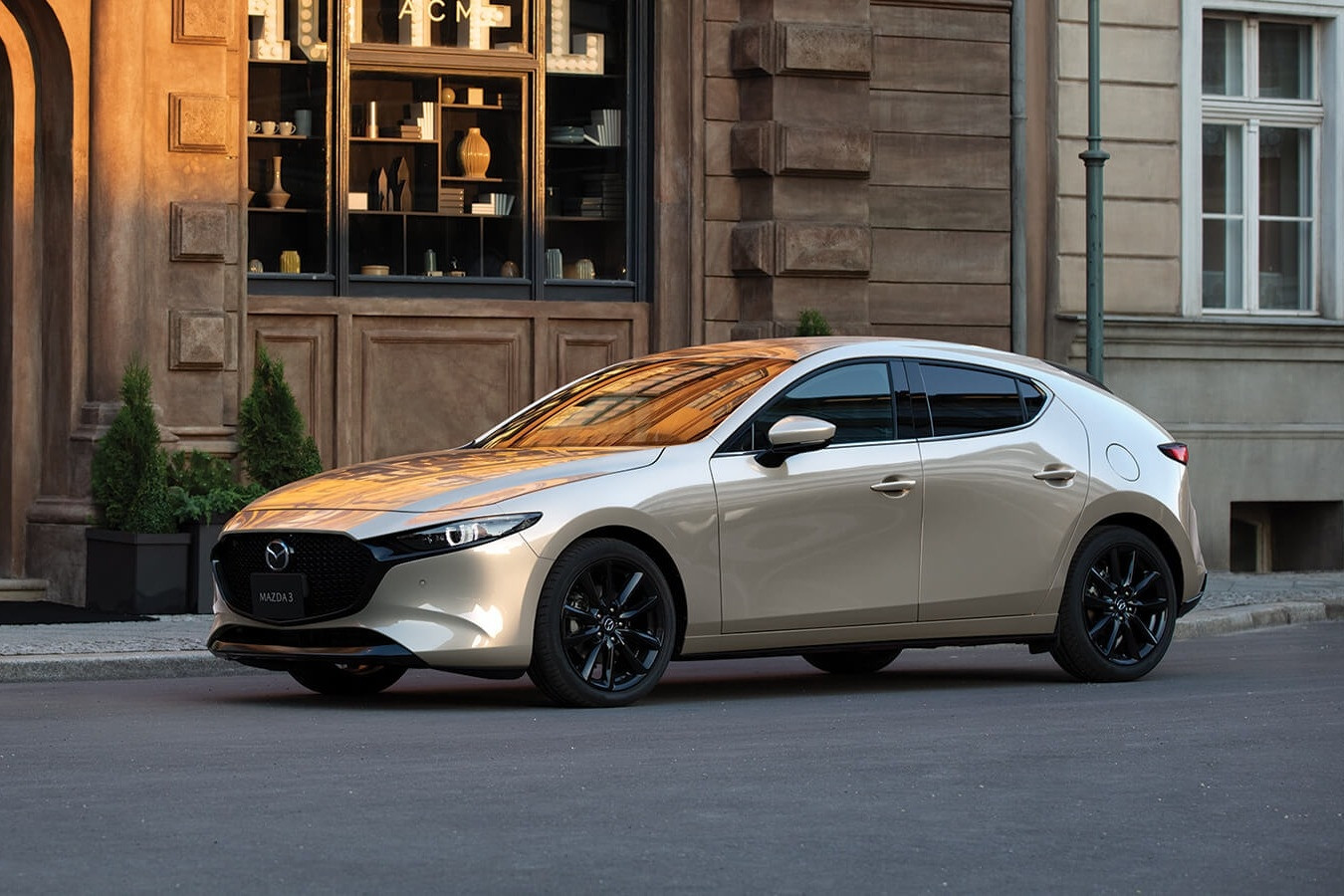 Giá khoảng 600 triệu đồng, Mazda3 phải cạnh tranh với những mẫu xe nào?