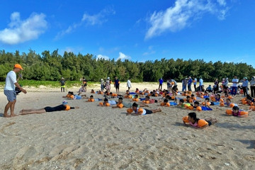 Hơn 100 em nhỏ đảo Phú Quý được dạy bơi trên biển