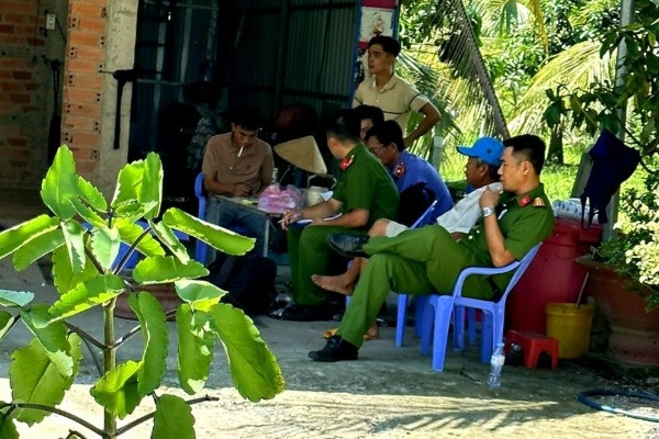 Nam thanh niên bị đâm hàng chục nhát dao