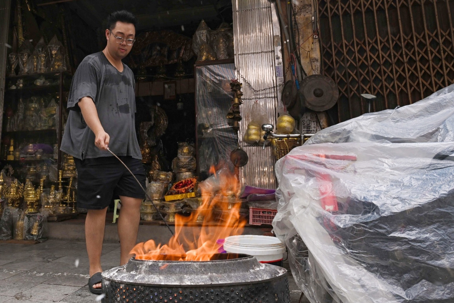 Người dân đua nhau đốt vàng mã cúng rằm tháng 7 trên vỉa hè phố cổ Hà Nội