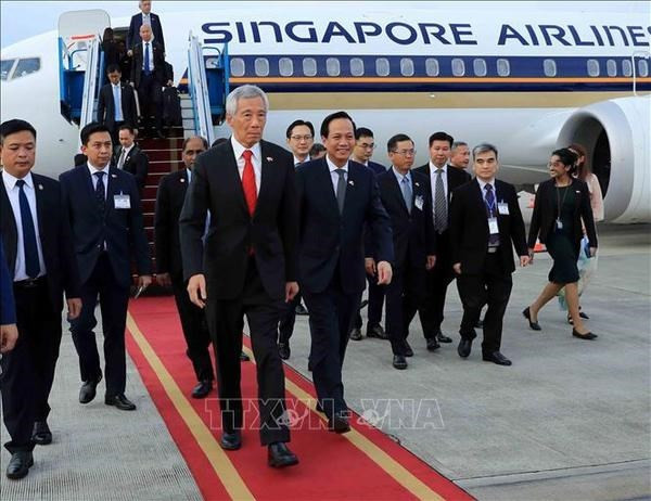 Singaporean PM begins official visit to Vietnam hinh anh 1