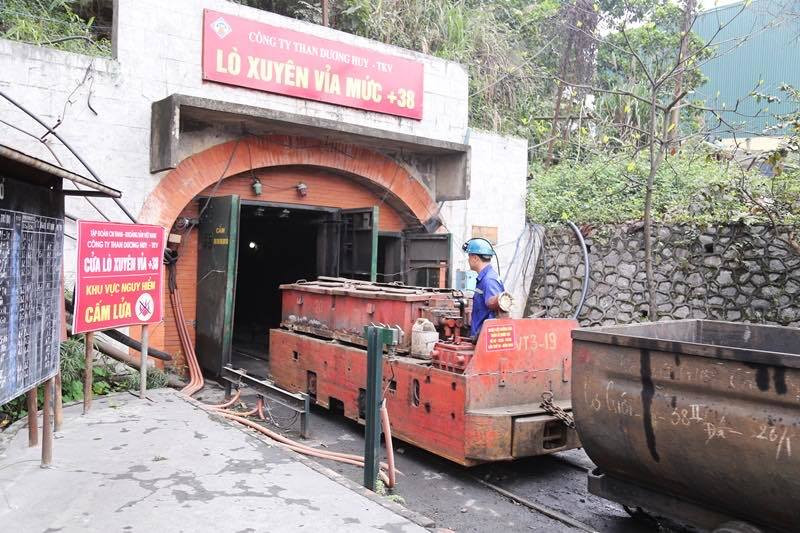 Vách đá đổ sập vùi chết 4 công nhân trong mỏ than ở Quảng Ninh