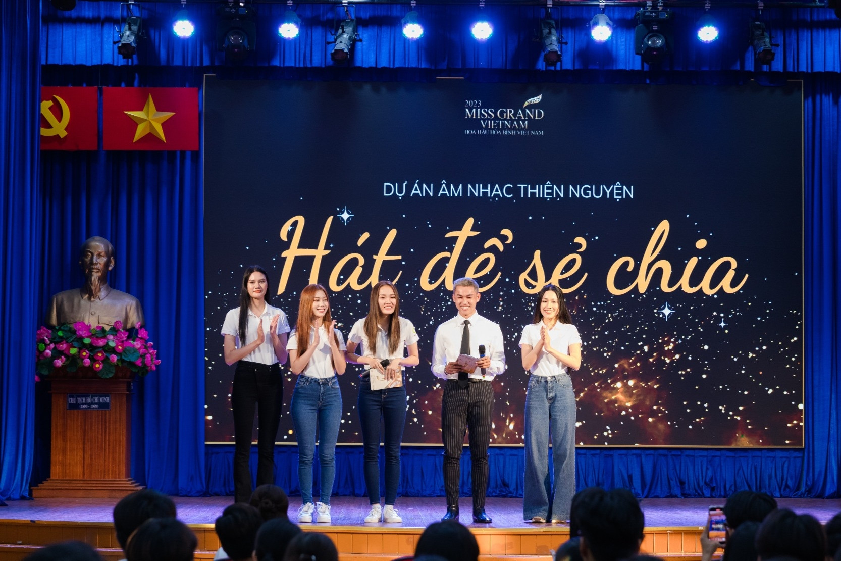 Thí sinh Miss Grand Vietnam 2023 đi hát gây quỹ từ thiện cho các bệnh nhi