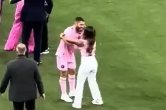 Vợ Messi ngượng chín mặt, ôm nhầm… chồng!