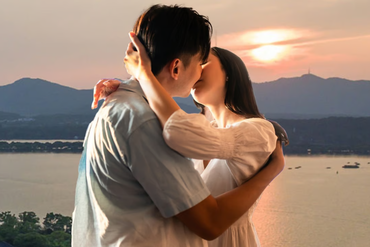 Chàng trai thủng màng nhĩ sau nụ hôn say đắm với bạn gái