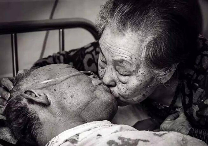 Nụ hôn của vợ giúp cụ ông 85 tuổi sống sót diệu kỳ