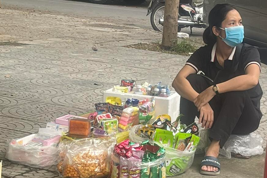 Đồ ăn vặt không rõ nguồn gốc 'bủa vây' cổng trường