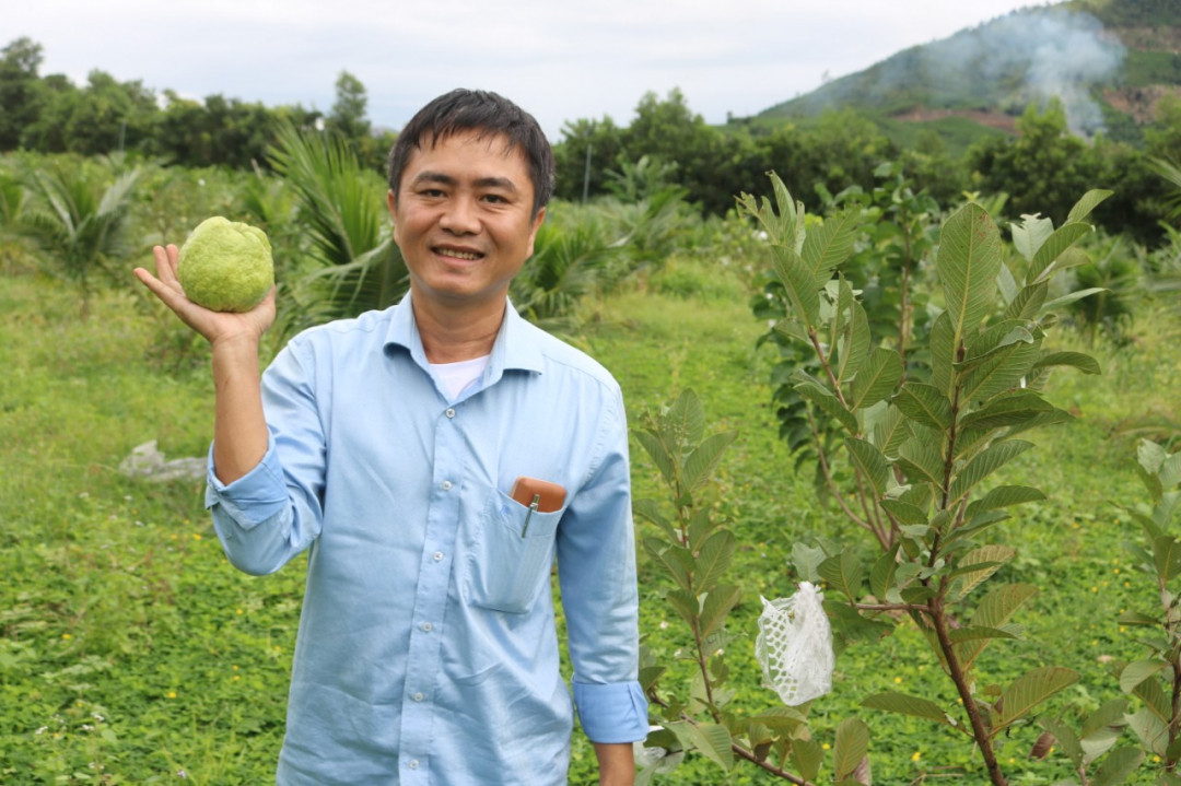 Ông Trường với sản phẩm được gắn mã QR.