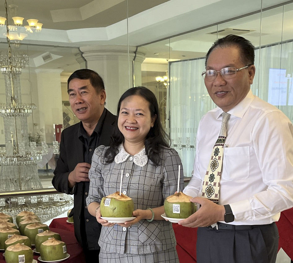 Các đại biểu tham gia một hội nghị
 thưởng thức dừa gắn mã QR.