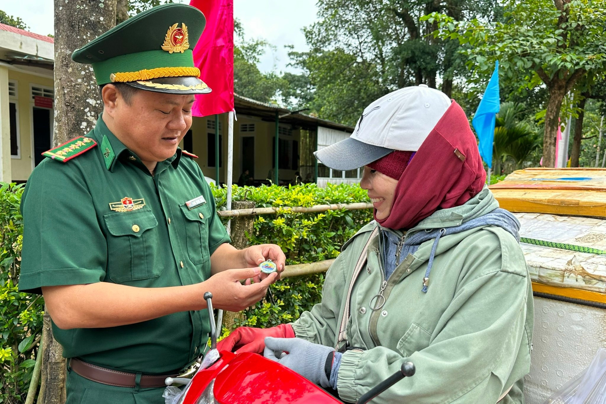 ‘Móc khóa đường dây nóng’ – quà tặng đặc biệt cho người dân vùng biên