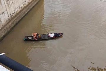 Ô tô tông sập lan can rồi lao xuống sông Đồng Nai