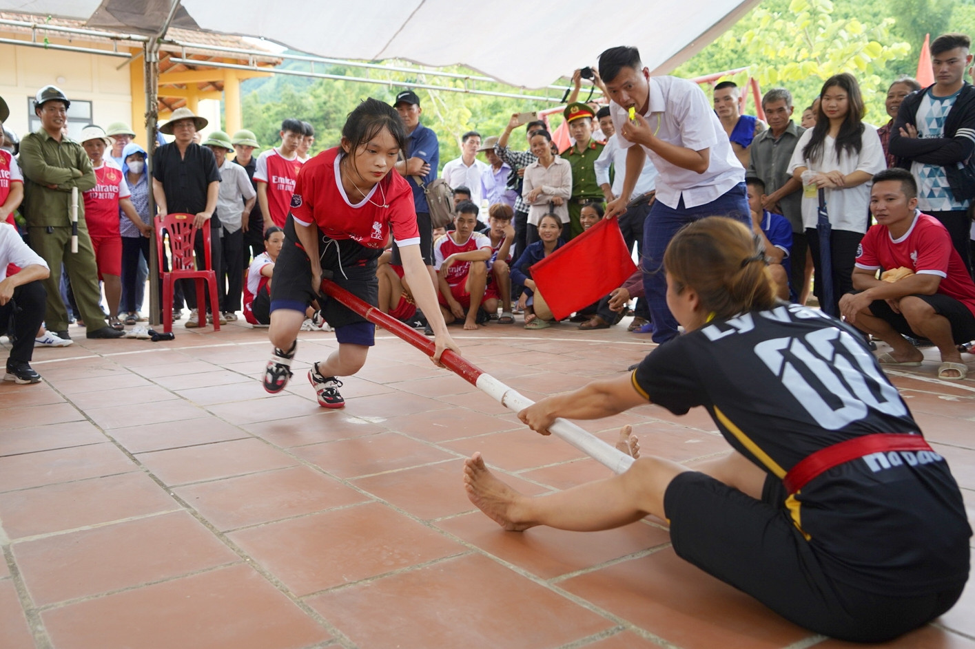 Phụ nữ Quảng Ninh trổ tài bắn nỏ, đẩy gậy, cánh mày râu vừa xem vừa reo hò