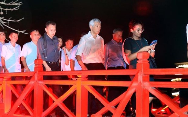 Singaporean PM strolling Hanoi streets, trying local food hinh anh 1
