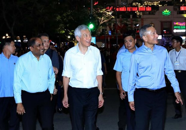 Singaporean PM strolling Hanoi streets, trying local food hinh anh 2