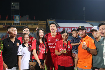 Văn Hậu mừng lần thứ 4 vô địch V-League bên bạn gái xinh đẹp