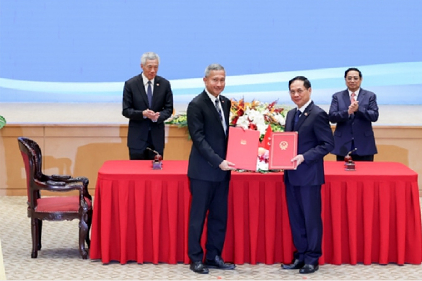 Vietnam and Singapore sign seven cooperation documents in Hanoi