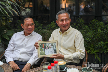 Bộ trưởng Ngoại giao Việt Nam và Singapore thưởng thức phở, cà phê sữa đá