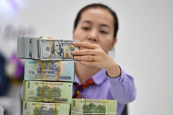 Giá USD ngân hàng bật tăng mạnh, vượt mốc 24.300 đồng