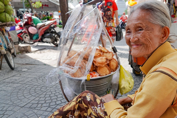 Mẹ 80 tuổi rong ruổi gánh bánh, góp từng đồng mong mang tro cốt con về