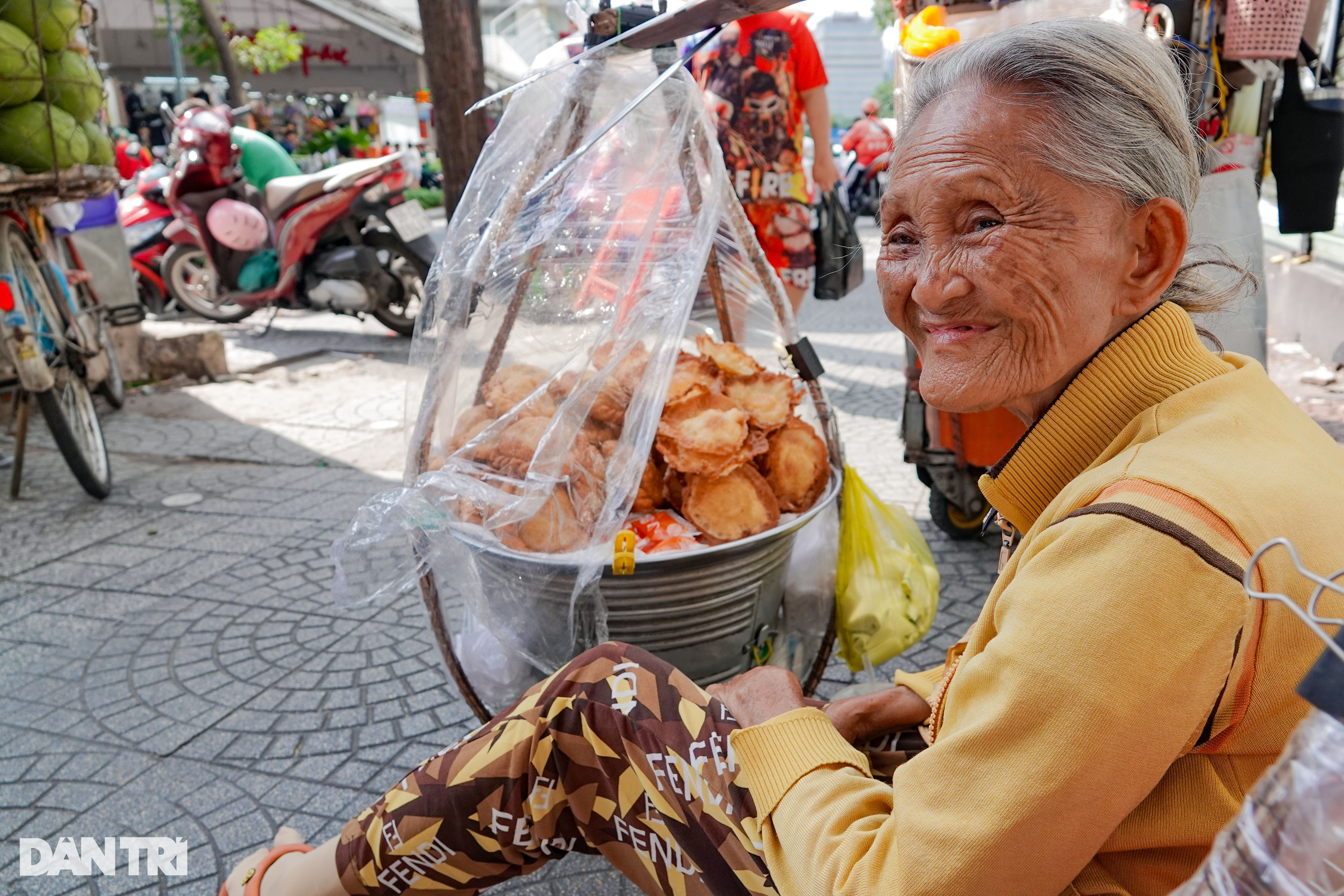 Mẹ 80 tuổi rong ruổi gánh bánh, góp từng đồng mong mang tro cốt con về - 2