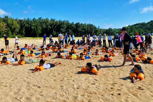 Người dân đảo Phú Quý theo con ra biển học bơi miễn phí