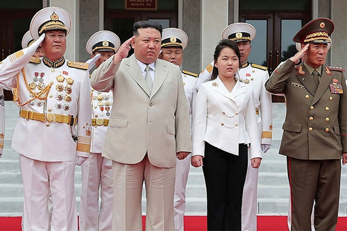 Ông Kim Jong Un đưa con gái đi thăm Bộ tư lệnh Hải quân Triều Tiên
