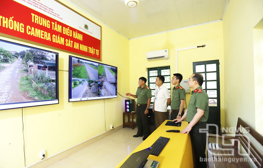 Huyện Phú Lương đã đưa vào sử dụng Trung tâm điều hành hệ thống camera giám sát giao thông và an ninh trật tự gồm 375 camera được lắp đặt tại tất cả các xã,úLươngtíchcựcchuyểnđổisốtoàndiệ<strong>roma vs atalanta</strong> thị trấn. Trong ảnh: Lực lượng chức năng kiểm tra hoạt động của hệ thống camera giám sát an ninh.