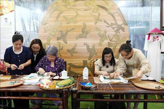 Spouses of Vietnamese, Singaporean PMs visit handicraft facility of disabled people hinh anh 1