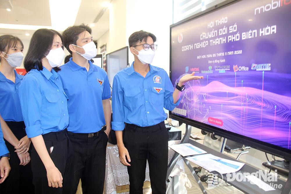 Các đoàn viên, thanh niên tham dự ngày hội chuyển đổi số ở TP.Biên Hòa năm 2022. (Ảnh minh họa: Hải Quân)