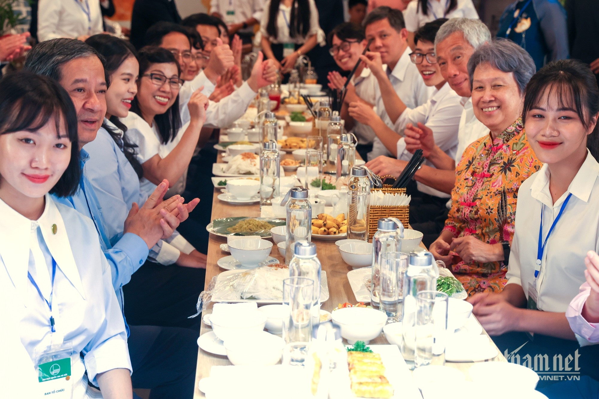 Thủ tướng Việt Nam và Singapore ăn trưa tại căng tin cùng sinh viên