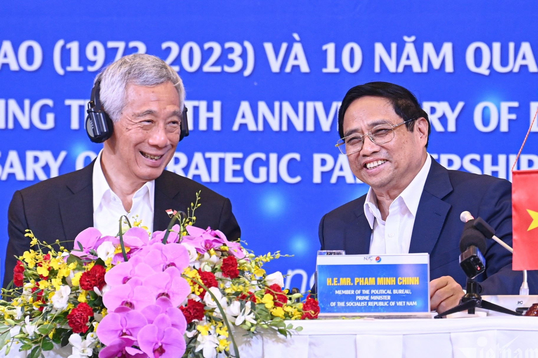 Thủ tướng Việt Nam và Singapore khuyên thanh niên kết bạn, kết nối nhiều hơn