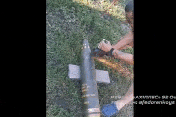 Video binh lính Ukraine cưa bom chùm của Mỹ làm vũ khí cho UAV