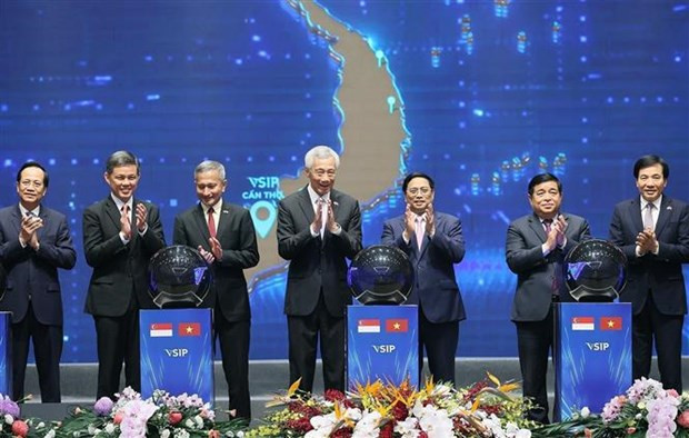 Vietnamese, Singaporean PMs attends investment promotion conference hinh anh 3