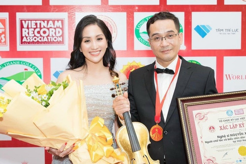 Nghệ sĩ Xuân Huy - anh trai Khánh Thi tiết lộ bộ sưu tập đàn violin có '1-0-2'