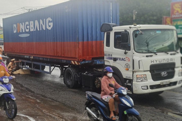 Bị cuốn vào gầm xe container, nam thanh niên tử vong