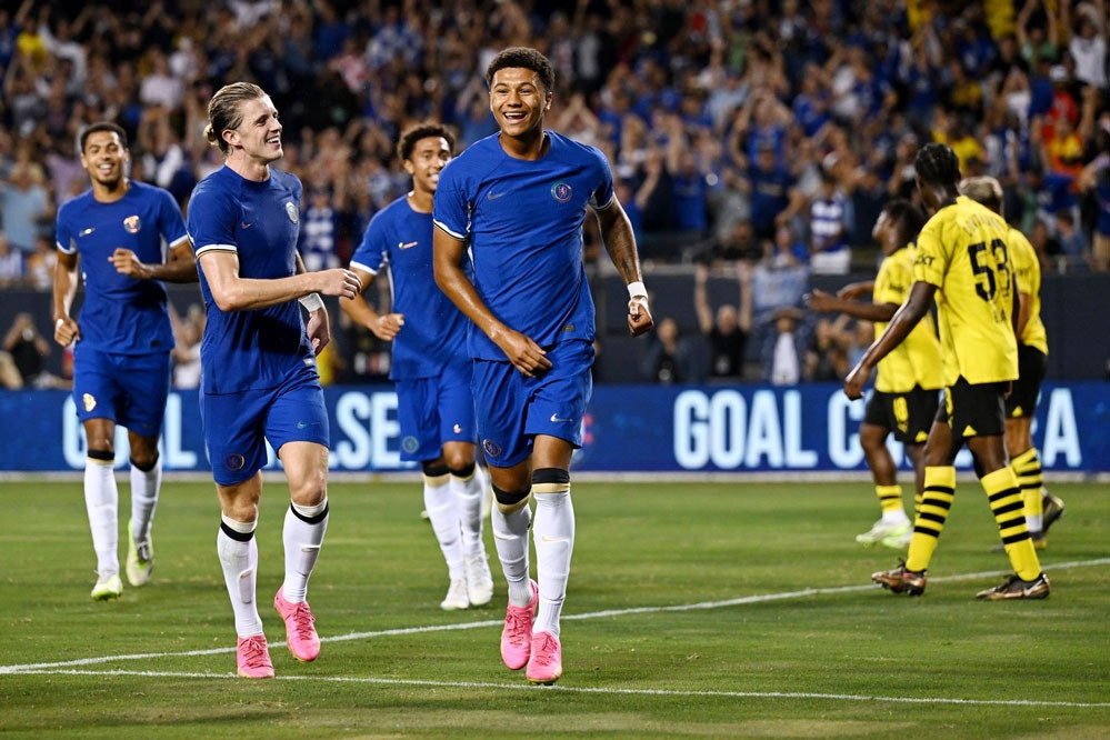 Chelsea thoát thua kịch tính trước Dortmund