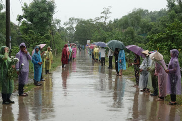Dân làng đội mưa đón liệt sĩ hy sinh ở đồi Bảo Lộc về với đất mẹ