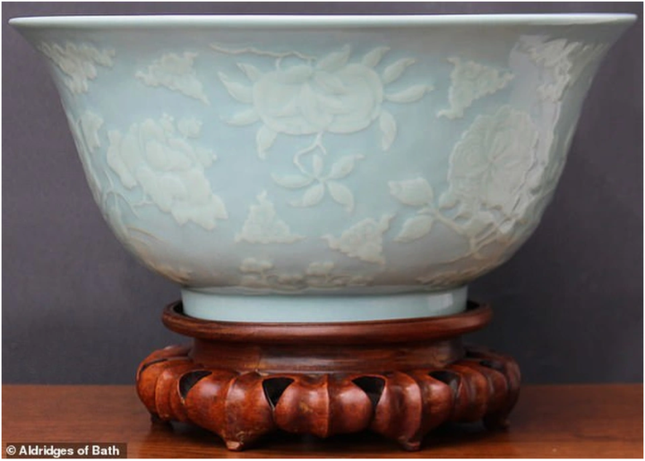 Hóa ra chiếc bát sứ bị bỏ quên trên kệ để đồ có giá lên tới hơn 6 tỷ đồng. (Ảnh: Dailymail)