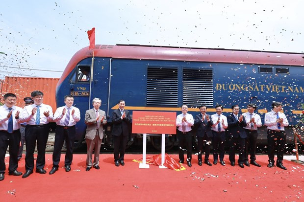 First freight train on Shijiazhuang – Yen Vien railway route welcomed hinh anh 1