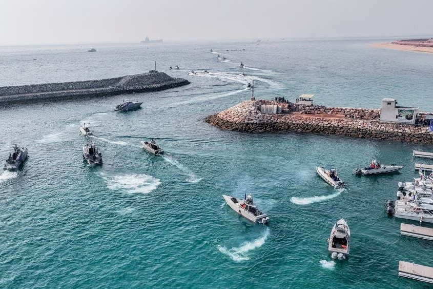 Hình ảnh Iran tập trận rầm rộ, ra mắt tàu mang tên lửa bắn xa 600km