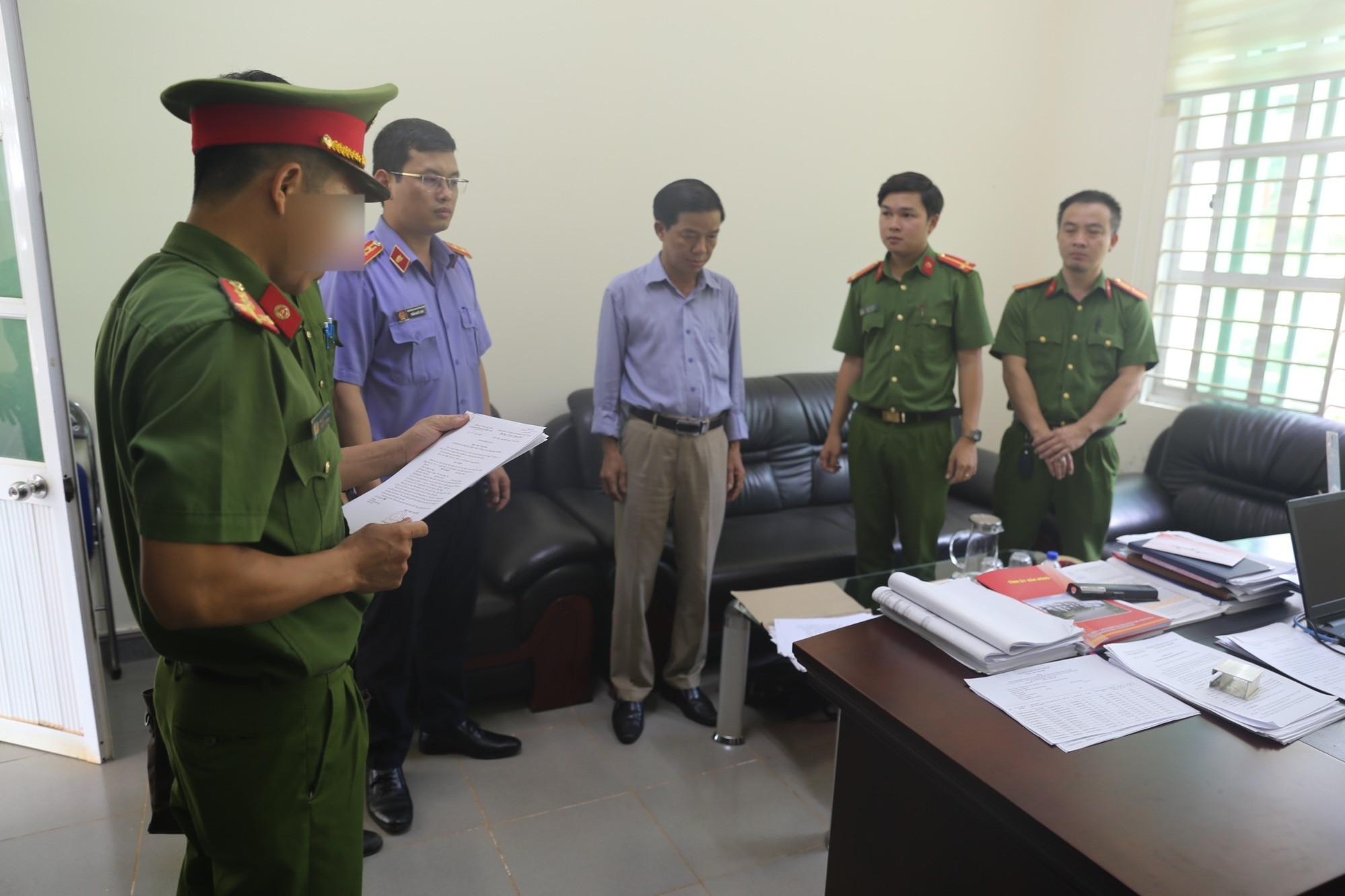 Một phó giám đốc dự án ở Đắk Nông bị cấm đi khỏi nơi cư trú