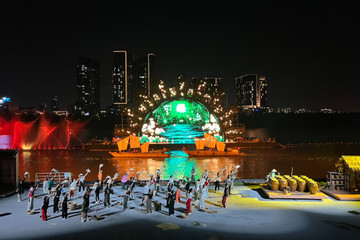 Sân khấu dài 140m được dựng trên sông Sài Gòn