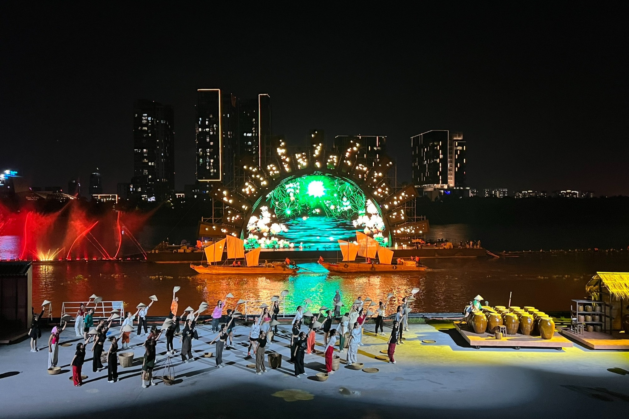 Sân khấu dài 140m được dựng trên sông Sài Gòn