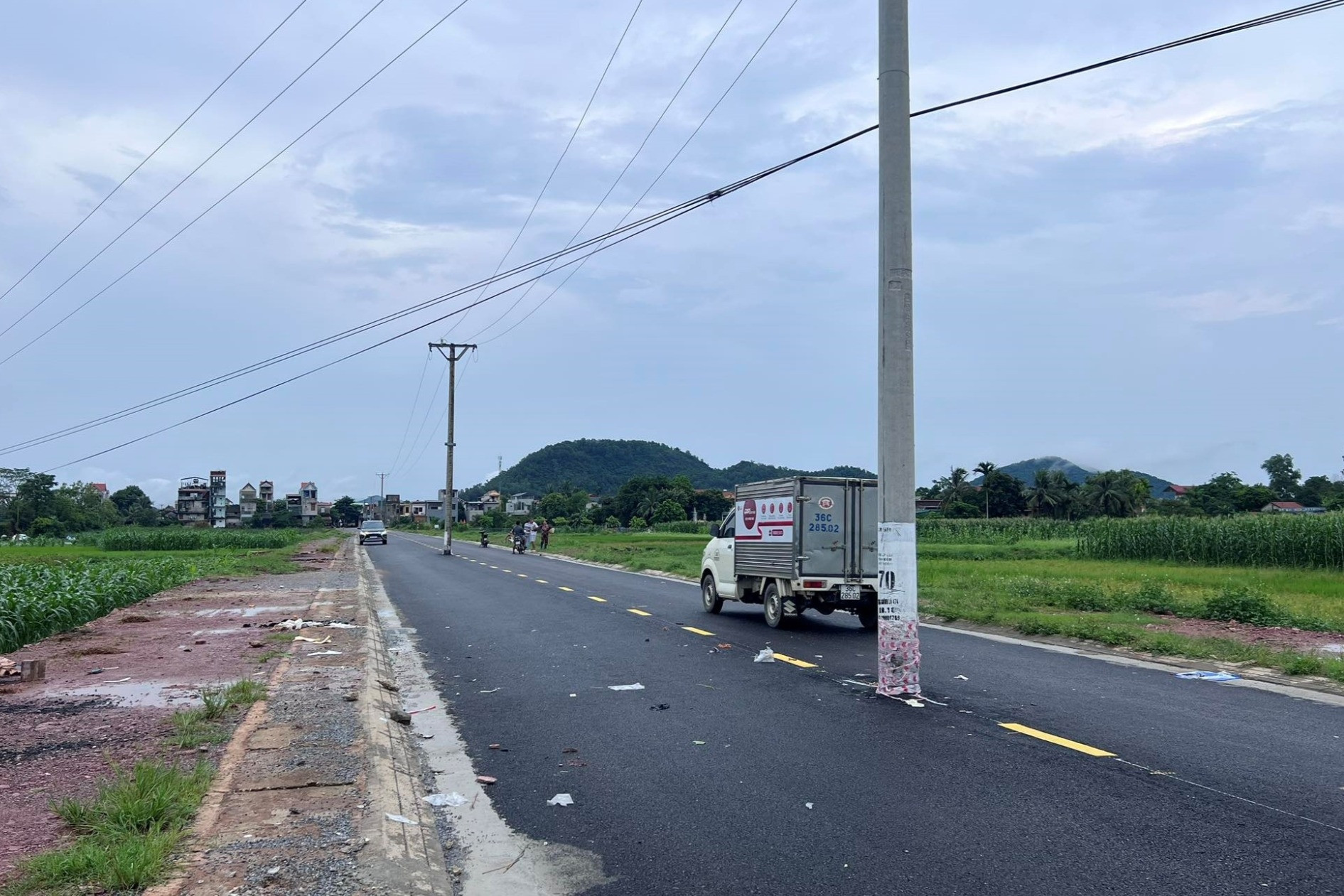 Thanh niên tử vong do tông phải cột điện trên tuyến đường đang thi công