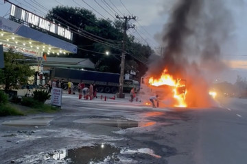 Xe đầu kéo bốc cháy dữ dội trước cây xăng ở Đồng Nai