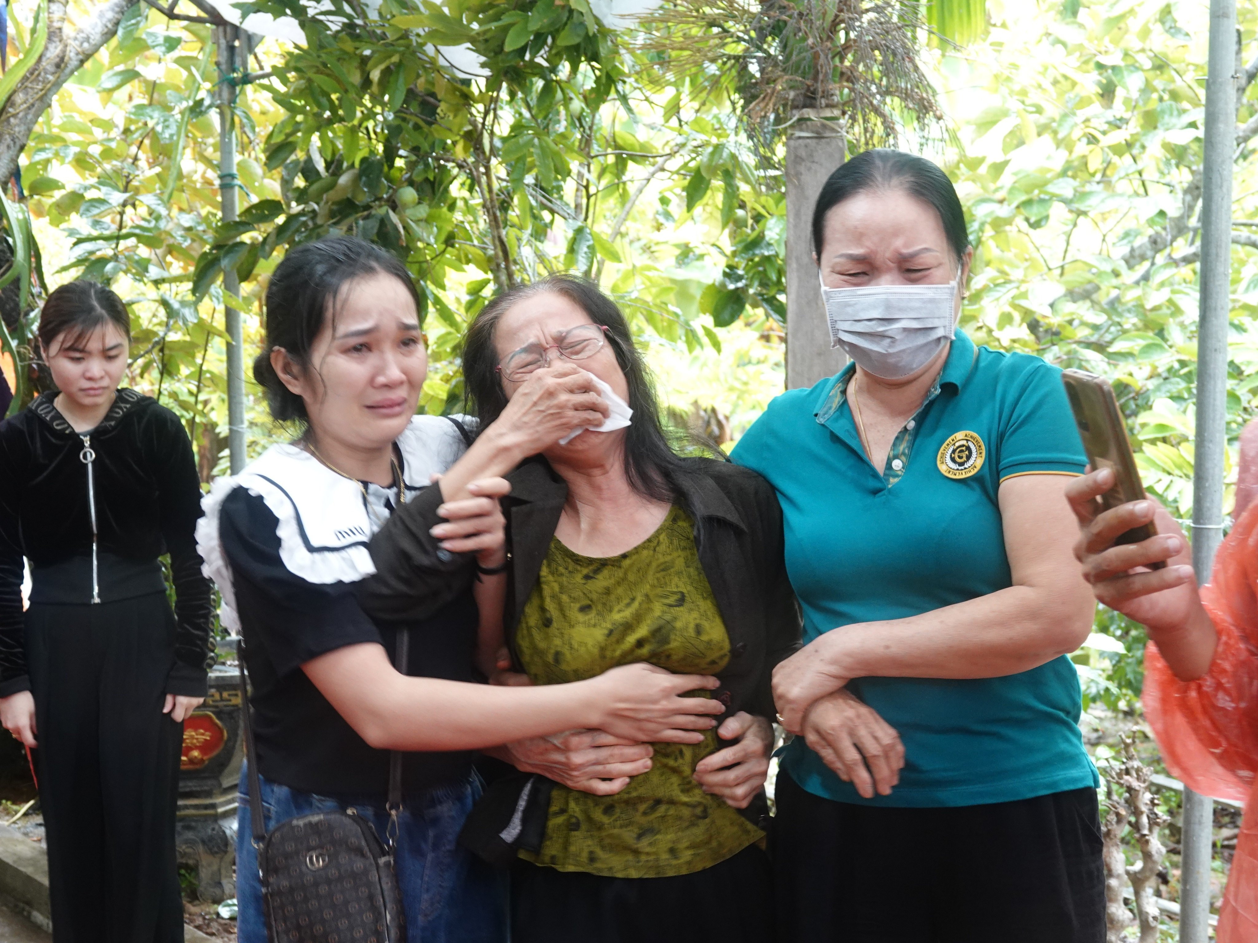 Dân làng đội mưa đón liệt sĩ hy sinh ở đèo Bảo Lộc về với đất mẹ