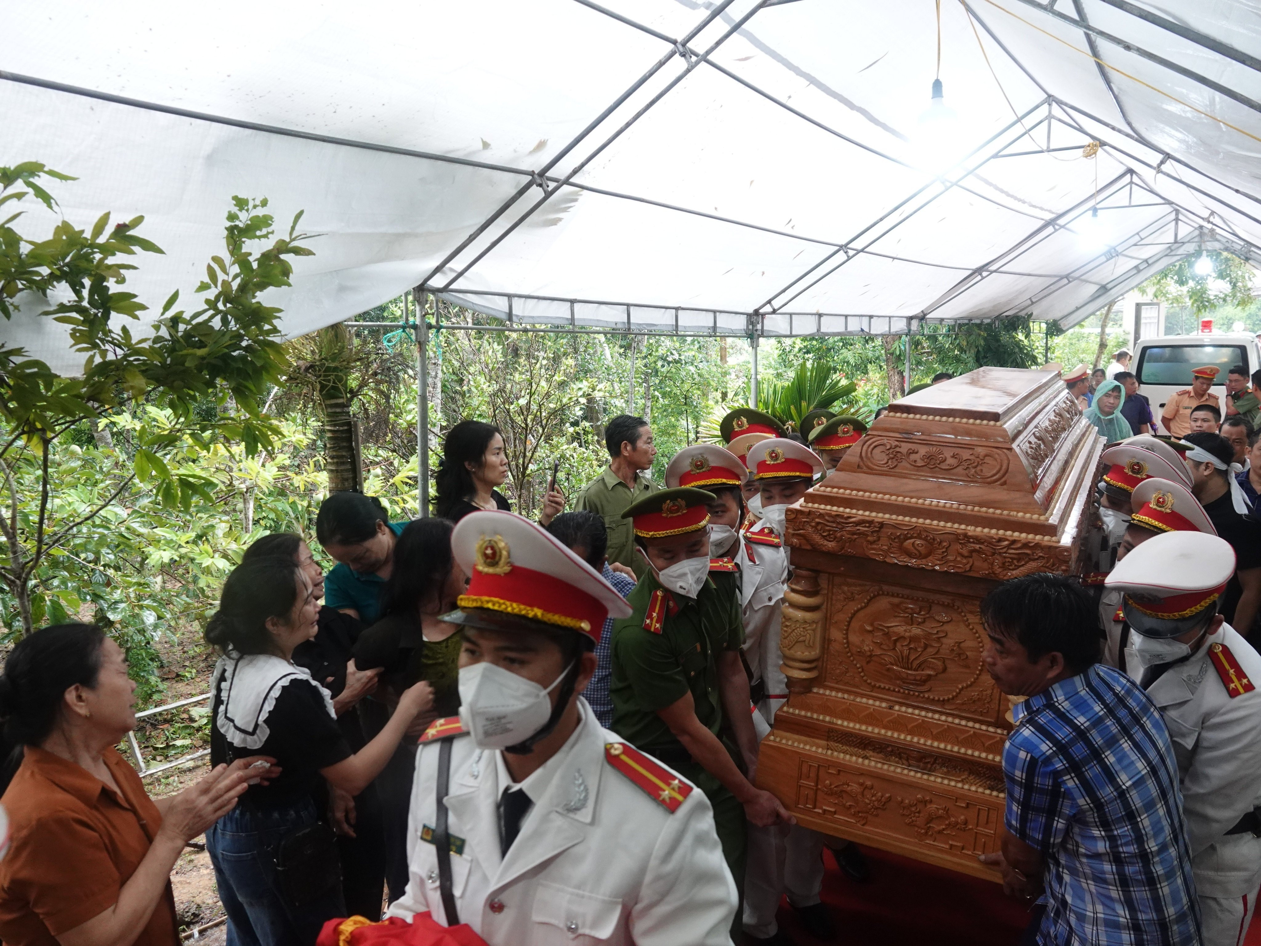Dân làng đội mưa đón liệt sĩ hy sinh ở đèo Bảo Lộc về với đất mẹ