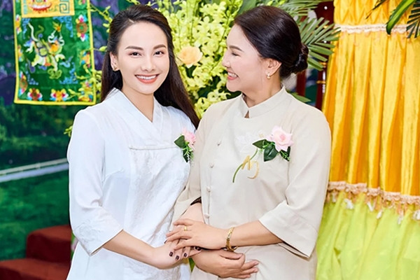Bảo Thanh xinh đẹp bên mẹ, Đàm Vĩnh Hưng và Quang Linh được fan 'cứu đói'